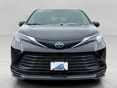 2025 Toyota Sienna LE FWD 8-Passenger