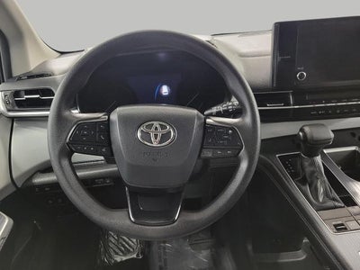 2025 Toyota Sienna LE FWD 8-Passenger